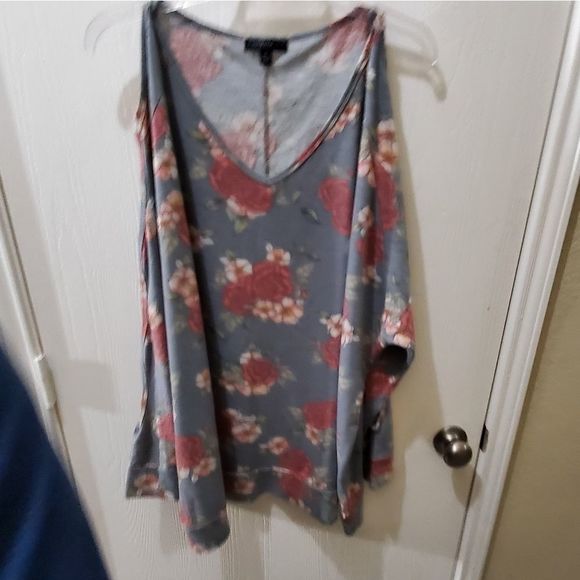 Signature Studio rose floral cold shoulder sweatshirt size 3X - Picture 2 of 6